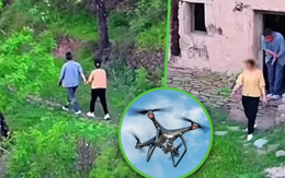 Thấy vợ lạnh nhạt cả năm, chồng dùng drone theo dõi, phát hiện vợ nắm tay người đàn ông lạ vào căn nhà hoang suốt 20 phút, đến khi zoom cận mới choáng váng nhận ra sự thật