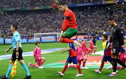 Euro 2024: Truyền thông Bồ Đào Nha kêu gọi đẩy Ronaldo lên ghế dự bị