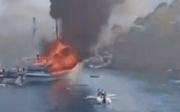 Kỳ nghỉ kinh hoàng: Du thuyền chở 110 người bốc cháy dữ dội, du khách hoảng loạn nhảy xuống nước thoát thân
