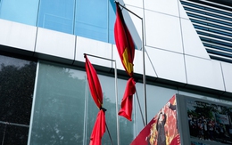 Các tòa nhà, đường phố ở TP.HCM treo cờ rủ tưởng niệm Tổng Bí thư Nguyễn Phú Trọng
