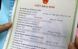 Nam sinh ở Hà Nội bị thu hồi giấy khai sinh: Con buồn chán, mất tự tin, mẹ cảm thấy có lỗi