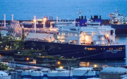 Châu Âu bất ngờ siết lệnh cấm với LNG, Nga mạnh tay săn lùng loại 'bảo bối' giúp lách trừng phạt, giá tăng phi mã kể từ đầu năm
