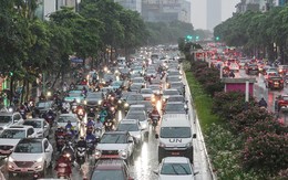 Mưa lớn do ảnh hưởng bão số 2: Giao thông Hà Nội tê liệt, ùn tắc kéo dài