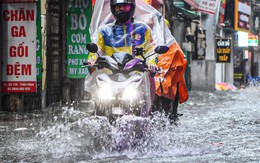 Hà Nội mưa từ sáng đến chiều, xe cộ bì bõm 'bơi' trên đường