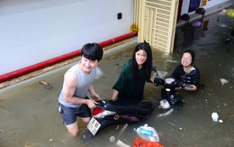 Loạt ảnh 60 xe máy dưới hầm chung cư mini ở Hà Nội chìm trong "biển" nước, cư dân ngán ngẩm