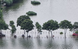 Hà Nội: Đường Văn Quán ngập nước mênh mông, người bì bõm lội, người phải đi đường vòng thêm nhiều km