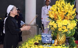 Phu nhân Ngô Thị Mận nghẹn ngào bên linh cữu Tổng Bí thư Nguyễn Phú Trọng