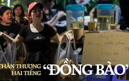 Ấm lòng: Những chai nước, ổ bánh mì của người dân Hà Nội dành tặng dòng người xếp hàng chờ viếng Tổng Bí thư Nguyễn Phú Trọng