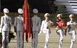 Người dân xúc động dự lễ hạ cờ rủ Quốc tang Tổng Bí thư Nguyễn Phú Trọng tại quảng trường Ba Đình