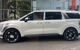 Kia Carnival 2024 lộ diện tại Việt Nam: Thiết kế đẹp hơn, mâm xe để lộ thông tin phiên bản