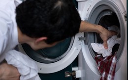 Kinh hoàng: 2 người đàn ông nhét đồng nghiệp vào máy giặt và khởi động, lý do không thể chấp nhận