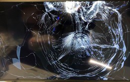 Mẹ chồng từ trong bếp phi ra với cái chảo rồi đập tan tành chiếc TV mới mua