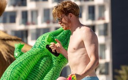 Rời Euro sau tranh cãi, De Bruyne "tay xách nách mang" phục vụ vợ con ở nơi biển xanh, cát vàng