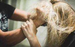 Thấy tôi bị mẹ chồng giật tóc, bố chồng lao vào cản thì bà lăn đùng ra ăn vạ