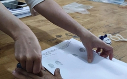 Vì không có hôn thú nên mẹ chồng bao che con trai ngoại tình, tôi ném thứ này lên bàn trước mặt cả nhà chồng khiến bà phải nín lặng