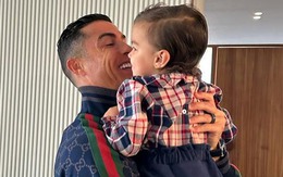 Con gái Ronaldo mới 2 tuổi đã biết đá bóng