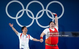 Vừa giành HCV Olympic, VĐV Trung Quốc có hành động với HLV khiến cả nhà thi đấu ngỡ ngàng