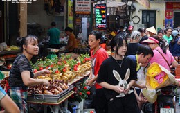 Chợ 'nhà giàu' Hà Nội đỏ lửa xuyên đêm nấu cỗ phục vụ khách rằm tháng 7