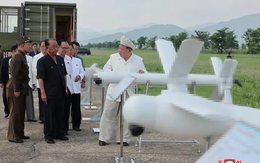 Ông Kim Jong Un giám sát thử nghiệm UAV và chỉ đạo nóng