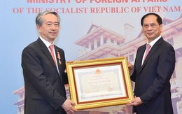 Trao Huân chương Hữu nghị tặng Đại sứ Trung Quốc Hùng Ba