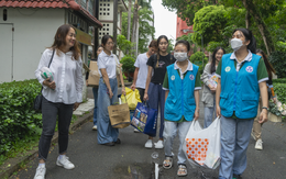 Ca sĩ Thu Phượng cùng ê kíp "Ngàn điều ước" tặng quà cho bệnh nhi ung thư