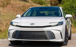 Toyota Camry 2025 lần đầu ra mắt ĐNÁ: Giá quy đổi hơn 4,7 tỷ đồng, chỉ có hybrid, chờ về Việt Nam cuối năm nay