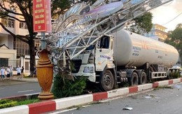 Xe bồn tông sập cổng chào trang trí ở Buôn Ma Thuột