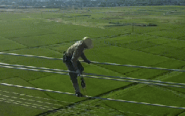 Clip người nhện đi như xiếc trên đường dây 500kV qua Hà Tĩnh