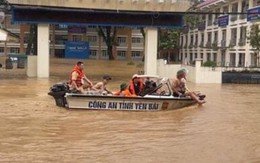 Mắc kẹt trong mưa lũ, nhiều người dân lên mạng cầu cứu