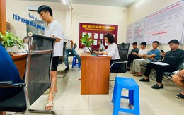 Bất chấp mưa gió, văn phòng công chứng khu vực ngoại thành Hà Nội vẫn kín khách