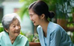 Mẹ chồng khen con dâu cả tuần nào cũng mang đồ qua biếu, còn dâu út chẳng có gì, liền bị hàng xóm "tạt cho gáo nước" bừng tỉnh