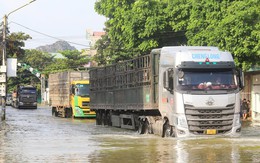 Các phương tiện 'bì bõm' lội nước trên tỉnh lộ 477