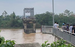 Tìm thấy thi thể nạn nhân đầu tiên trong vụ sập cầu Phong Châu, hé lộ danh tính