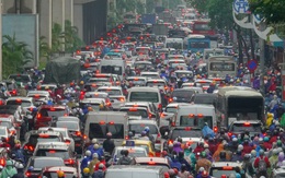 Hà Nội: Nhiều người ngỡ ngàng vì các tuyến đường ngập sâu sau đêm mưa lớn, ra khỏi nhà từ 6h vẫn không thoát tắc