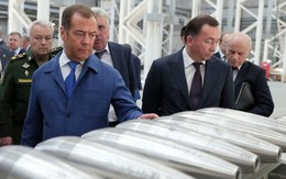 Ông Medvedev: Kyiv sẽ thành "điểm nóng chảy khổng lồ" nếu sử dụng một loại vũ khí