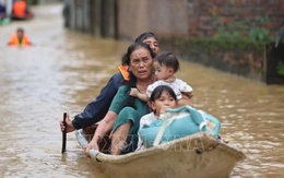 Ủng hộ đồng bào vùng lũ số tiền lớn nhưng lời nhắn "cháu xin lỗi" của em nhỏ hiểu chuyện khiến ai nấy rưng rưng