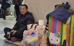 Bố mẹ chồng lên chơi mang theo 6 thùng đồ, thấy thứ bên trong con dâu tái mặt vội bế cháu về nhà ngoại