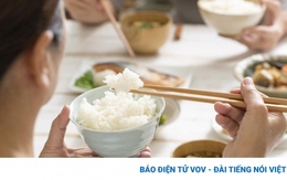 Ăn cơm kiểu này tưởng vô hại, nhiều người đang tự "rước đủ bệnh vào mình"