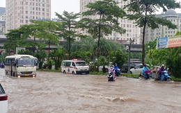 Hà Nội tiếp tục mưa 'trắng trời', cảnh báo các tuyến phố có nguy cơ ngập sâu trong ít giờ tới