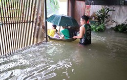 Nhiều tuyến đường TP Vinh biến thành sông, xe cộ bì bõm trong nước sau mưa lớn