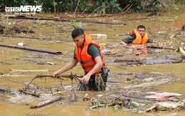 Bộ đội phơi nắng dầm mưa, lội bùn suốt 2 tuần tìm kiếm thi thể nạn nhân Làng Nủ