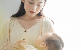 Biết món quà mẹ chồng tặng cháu ngoại vào ngày thôi nôi, tôi tức tưởi bật khóc, bế con trai bỏ về nhà ngoại