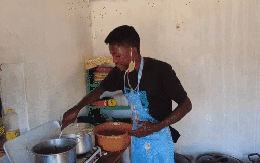 Chàng trai châu Phi đam mê ẩm thực Việt, mỗi ngày lại đổi một món khiến các chị em cũng phải nể vài phần!