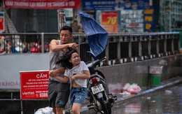 Hà Nội trước khi bão YAGI đổ bộ: Đường phố vắng vẻ, mưa gió tạt mạnh khiến người dân gồng mình chống chọi