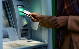 Ra cây ATM rút tiền, tài khoản nhiều người bỗng mất 600 triệu, chi tiết bất thường vạch trần trò lừa đảo tinh vi