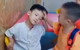 Câu chuyện phía sau bức ảnh 2 đứa trẻ mẫu giáo đi học ngày đầu khiến ai cũng ôm bụng cười ngất!