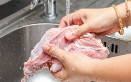 Có cần rửa lại thịt, cá mua ở siêu thị? Chuyên gia tiết lộ 1 thói quen tưởng sạch nhưng làm tăng nguy cơ nhiễm khuẩn
