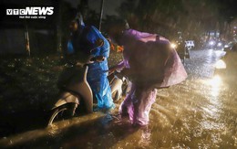 Dân Hà Nội mò đường trong bóng tối, dắt xe qua đoạn đường ngập gần 1m