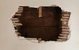 Thấy tiếng động lạ cặp đôi "tá hỏa" phát hiện thứ mắc kẹt trong tường nhà