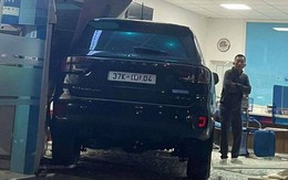 Ôtô lao thẳng vào tông sập cửa ngân hàng, bảo vệ hốt hoảng tưởng cướp